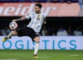 Lionel Messi, atacante de la selección de fútbol de Argentina, fue registrado este viernes la patear un balón para anotarle un gol a Venezuela, durante un partrtido de las eliminatorias sudamericanas al Mundial FIFA de Catar 2022, en el estadio La Bombonera, en Buenos Aires (Argentina).