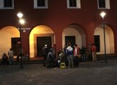 Diversión. Decenas de jubilados comparten partidas de naipes en la plaza Sebastián de Benalcázar, en Quito.