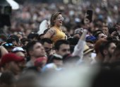 Asistentes disfrutan del concierto de la cantante brasileña Pabllo Vittar durante el Festival Lollapalooza