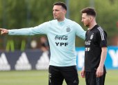 El jugador Lionel Messi (d) escucha instrucciones del entrenador Lionel Scaloni, en una fotografía de archivo.