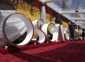 Vista de una reproducción a gran tamaño de una estatuilla de los Oscar en la alfombra roja mientras continúan los preparativos para la 94ª ceremonia anual de los Premios de la Academia en el Dolby Theatre Dolby Theatre en Hollywood, los Ángeles, California, EE.UU, el 27 de marzo de 2022.