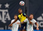 Lionel Messi (d) y Pervis Estupiñán (i) volverán a medirse en un duelo a nivel de selecciones.