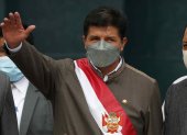 El presidente del Perú pedro Castillo  a su salida del Congreso, hoy en Lima (Perú). El Congreso de Perú debate y vota en Lima una moción de vacancia presentada por un sector de la oposición política contra el presidente Pedro Castillo, que en caso de recibir un mínimo de 87 votos de los 130 de la cámara obligará al mandatario a dejar la jefatura del Estado. EFE/ Paolo Aguilar