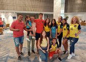 Jeremy Sarmiento (c) junto a sus padres, hermanas, sobrinos, primos y un tío, que lo llegaron a saludar previo al compromiso de hoy ante la selección argentina.