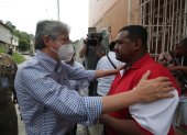 Recorrido. El presidente Guillermo Lasso visitó Esmeraldas y ofreció ayuda para las personas afectadas.