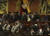 La presidenta Guadalupe Llori fue rodeada por asambleístas que pedían se incluya nuevos artículos en una moción.