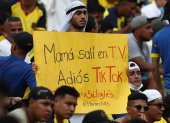 Hinchas ecuatorianos llevaron ingeniosos carteles al estadio.
