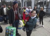 Los ucranianos evacuados de Mikolaiv esperaban ayer un tren en una estación ferroviaria de Odesa.