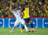 Gonzalo Plata (d) de Ecuador disputa un balón con Nicolás Tagliafico de Argentina hoy, durante el partido entre Ecuador y Argentina por las eliminatorias sudamericanas para el mundial de la FIFA Catar 2022, en Guayaquil (Ecuador).