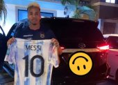 Byron Castillo mostró la camiseta de Lionel Messi tras el partido jugado en el Monumental.