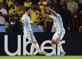 Julián Álvarez de Argentina celebra un gol con su compañero Lionel Messi (i), el 29 de marzo de 2022, antes del inicio del partido entre Ecuador y Argentina por las eliminatorias sudamericanas para el mundial de la FIFA Catar 2022, en Guayaquil (Ecuador).