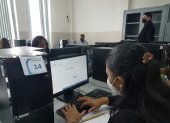 Una estudiante rinde la prueba Transformar en un aula de la Universidad de Guayaquil, el martes 29 de marzo de 2022