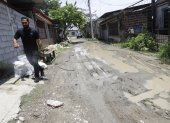 Quienes residen desde la manzana C72 hasta la C78 deben hacer malabares para no resbalar y caer en el lodo y charcos que se forman al pie de sus viviendas, durante el invierno.