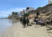 Militares. Recorren las playas de la Península para hallar a los ladrones.