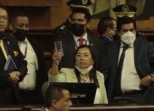 Levantando el vaso, como quien levanta una copa para brindar en una fiesta. Solo que esta no era una reunión de amigos, sino un pleno de la Asamblea abruptamente suspendido el pasado martes. La presidenta Guadalupe Llori saludó con su vaso a la bancada de UNES.