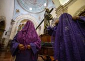 Vista de verónicas que acompañan la figura del Jesús del Gran Poder en el Covento de San Francisco hoy en Quito (Ecuador). La cuenta atrás ya se ha iniciado en Quito para recuperar su Semana Santa, una de las más tradicionales y multitudinarias de Latinoamérica, que volverá a tener iglesias llenas y concurridas procesiones en las calles tras dos años donde estos actos públicos estuvieron suspendidos por la pandemia.