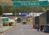 Camiones cruzan la frontera de Ecuador y Colombia en Tulcán (Ecuador), en una fotografía de archivo.