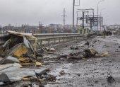 El cadaver de un hombre yace en una carretera de la localidad ucraniana de Bucha, cerca de Kiev.