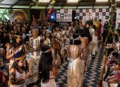 Indígenas modelan durante la I Muestra Intercultural de Moda Indígena, en Manaos, en la Amazonía Brasileña.