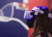 Una joven recorre el Mobile World Congress de Barcelona (MWC), probando unas gafas virtuales.