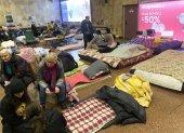 Varias personas permanecen en el interior de la estación de metro "Héroes de Dnipra", este lunes en Kiev (Ucrania). En lo peor de la guerra en la capital ucraniana, unas 15.000 personas se refugiaron de las bombas en el metro de Kiev, ciudad que ahora respira con la retirada de las tropas rusas, aunque todavía unos 4.000 kievitas siguen viviendo en el subterráneo porque no se fían de las intenciones rusas.