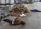 El cadaver de un hombre con las manos atadas a la espalda yace en un calle de la pequeña localidad ucraniana de Bucha, cerca de Kiev.