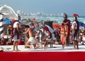 Fieles representan el viacrucis durante la celebración del Viernes Santo en una playa de Cancún (México).