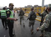 Militares y policías controlan un paradero de transporte público este martes 5 de abril 
en las calles de Lima