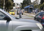 Irrespeto. En la avenida 6 de Diciembre un ciclista circulaba por la vía en medio de los autos.