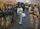 Militares y policías controlan un paradero de transporte público hoy martes en las calles de Lima. La provincia de Lima amaneció entre la sorpresa y el desconcierto de sus habitantes en las primeras horas de un toque de queda ordenado poco antes por el Gobierno del presidente Pedro Castillo, una medida que la Defensoría del Pueblo y diversos políticos consideraron inconstitucional. EFE/Paolo Aguilar