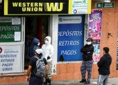 Ciudadanos hacen fila en una agencia Wester Union en Quito (Ecuador), en una fotogradía de archivo.