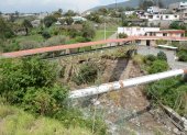 El puente quedó inestable después del último deslizamiento de tierra. Las bases quedaron sin soportes.