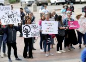 Manifestantes con cartelones expresan estar a favor del aborto, frente al Capitolio de Oklahoma.