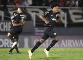 José Hurtado (d), lateral ecuatoriano de Bragantino, corre para festejar su tanto ante Nacional.