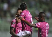 Billy Arce (i) de Independiente del Valle celebra hoy con sus compañeros tras anotar contra el América Mineiro, durante un partido por el Grupo D de la Copa Libertadores en el estadio Raimundo Sampaio de Belo Horizonte (Brasil).