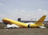 Fotografía de un avión de la empresa de mensajería DHL que se ha partido en dos tras haberse salido de pista por un problema hidráulico, hoy, en el aeropuerto Juan Santamaría, en San José (Costa Rica).