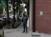 Diligencia. Miembros de la Policía, vestidos de civil, permanecieron en los exteriores del edificio.