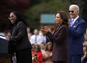 El presidente de EE.UU., Joe Biden (i), y la vicepresidenta estadounidense, Kamala Harris (2-i), saludan a la jueza Ketanji Brown Jackson durante una ceremonia tras su histórica confirmación en el Senado para ser jueza del Tribunal Supremo en la Casa Blanca en Washington, este 8 de abril de 2022.