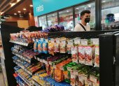 En las perchas de los auto servicios se ven más opciones de snacks saludables.