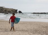 Ritual. Marco Campos, deportista e impulsor del surf en el Ecuador, recorre con su tabla la playa todas las tardes en busca de buenas olas.