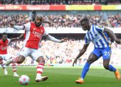 Moisés Caicedo (d) en su estreno en la Premier League con el Brighton. Fue clave en el medio campo y en generar juego ofensivo