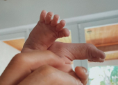 Una fotografía de los pies de la bebé abre el conjunto de imágenes del parto