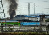 Fotografía de archivo fechada el 15 de noviembre de 2021 que muestra humo que sale del interior de la penitenciaría del Litoral, en Guayaquil (Ecuador).