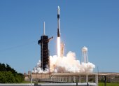 Fotografía cedida por la NASA donde se aprecia el cohete Falcon 9 de SpaceX que transporta la nave espacial Crew Dragon de la compañía mientras despega en la Misión Axiom 1 (Ax-1) a la Estación Espacial Internacional.