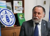 El representante de la FAO para Argentina y Uruguay, Tito Díaz, habla durante una entrevista con EFE el 6 de abril de 2022 en la sede del organismo en Montevideo (Uruguay).