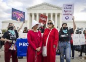 Fotografía de archivo donde se observa a partidarios del aborto y manifestantes en contra se reúnen frente a la Corte Suprema de EE.UU.