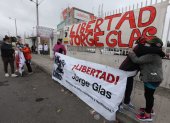 Simpatizantes del exvicepresidente Jorge Glas lo esperan en el exterior de la cárcel de Latacunga.
