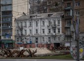 Fotografía de barricadas de arena y metal son vistas en una calle, hoy en Kiev (Ucrania).