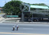Peatón. Dos mujeres cruzan casi corriendo la vía, ante el deterioro del paso peatonal del sector donde ocurrió un accidente.