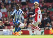 Moisés Caicedo (i), mediocampista tricolor del Brighton, brilló en su debut de la Premier, donde además de dar una asistencia marcó con eficacia a Martin Ødegaard, del  Arsenal.